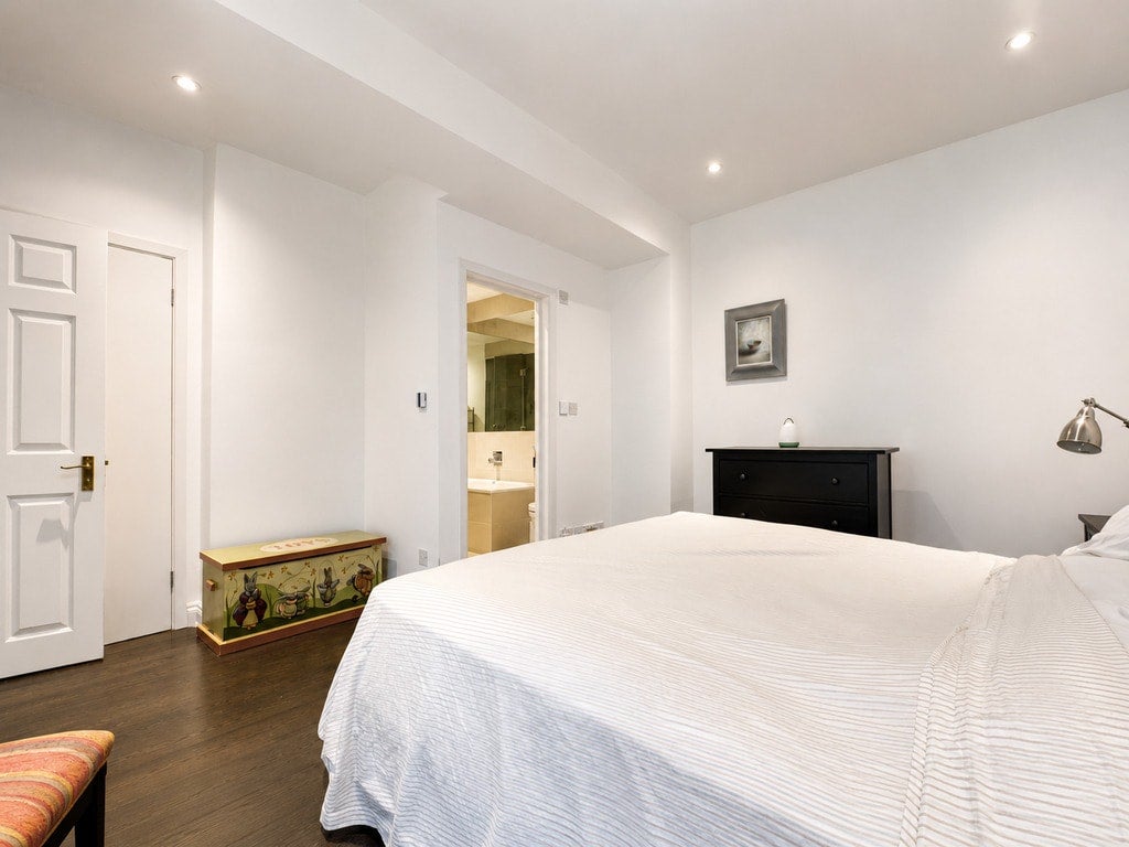 Flat Onslow Gardens in Greater London
