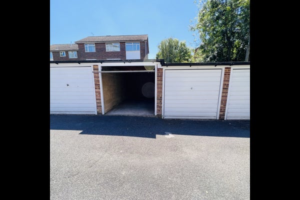 Flat Aran Drive in London