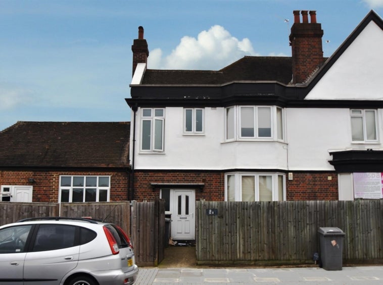 Flat Kenton Road in Greater London
