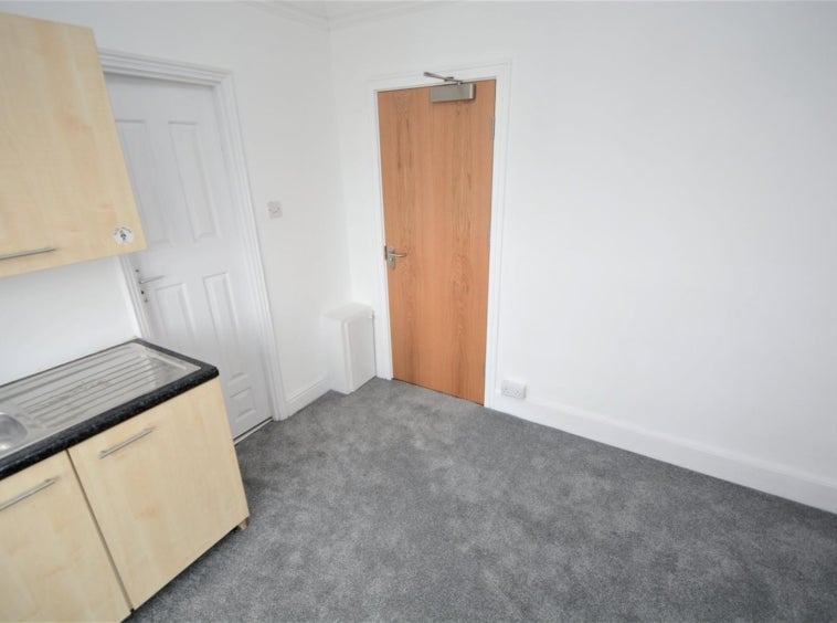 Flat Kenton Road in Greater London
