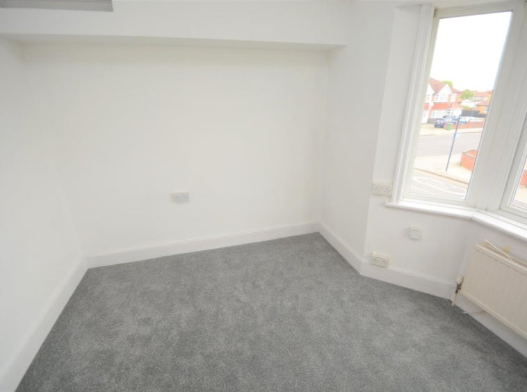 Flat Kenton Road in Greater London