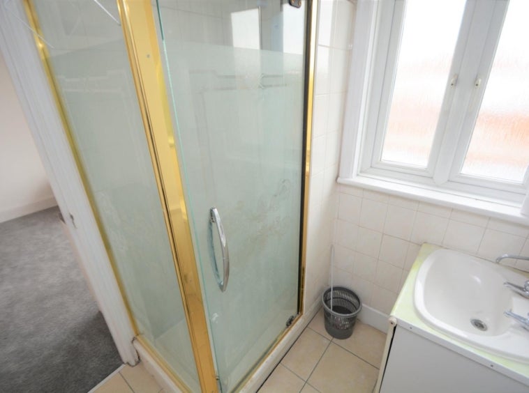 Flat Kenton Road in Greater London