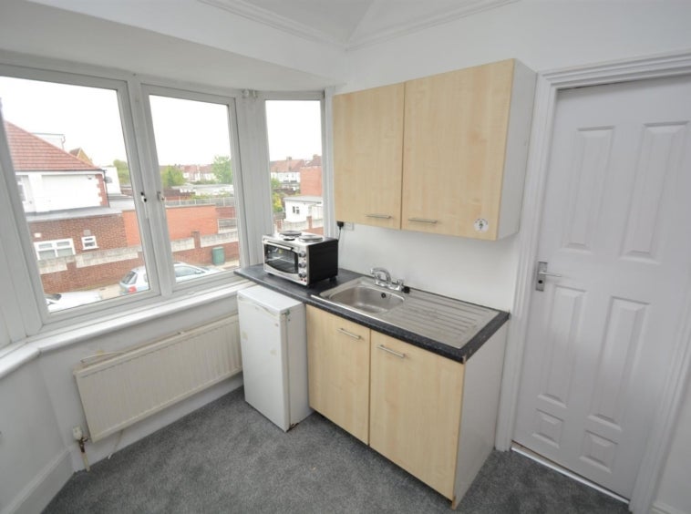 Flat Kenton Road in Greater London