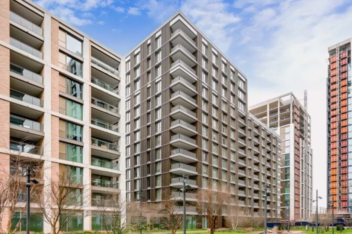 Flat Prince of Wales Drive in Greater London