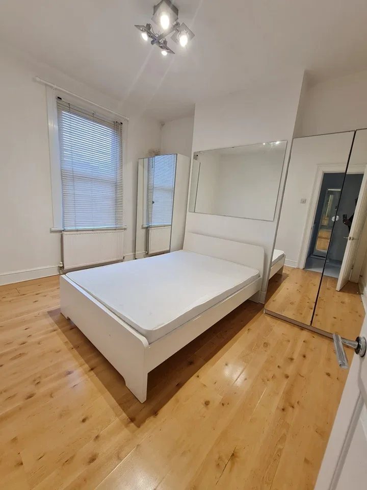 Flat Albert Road in Greater London