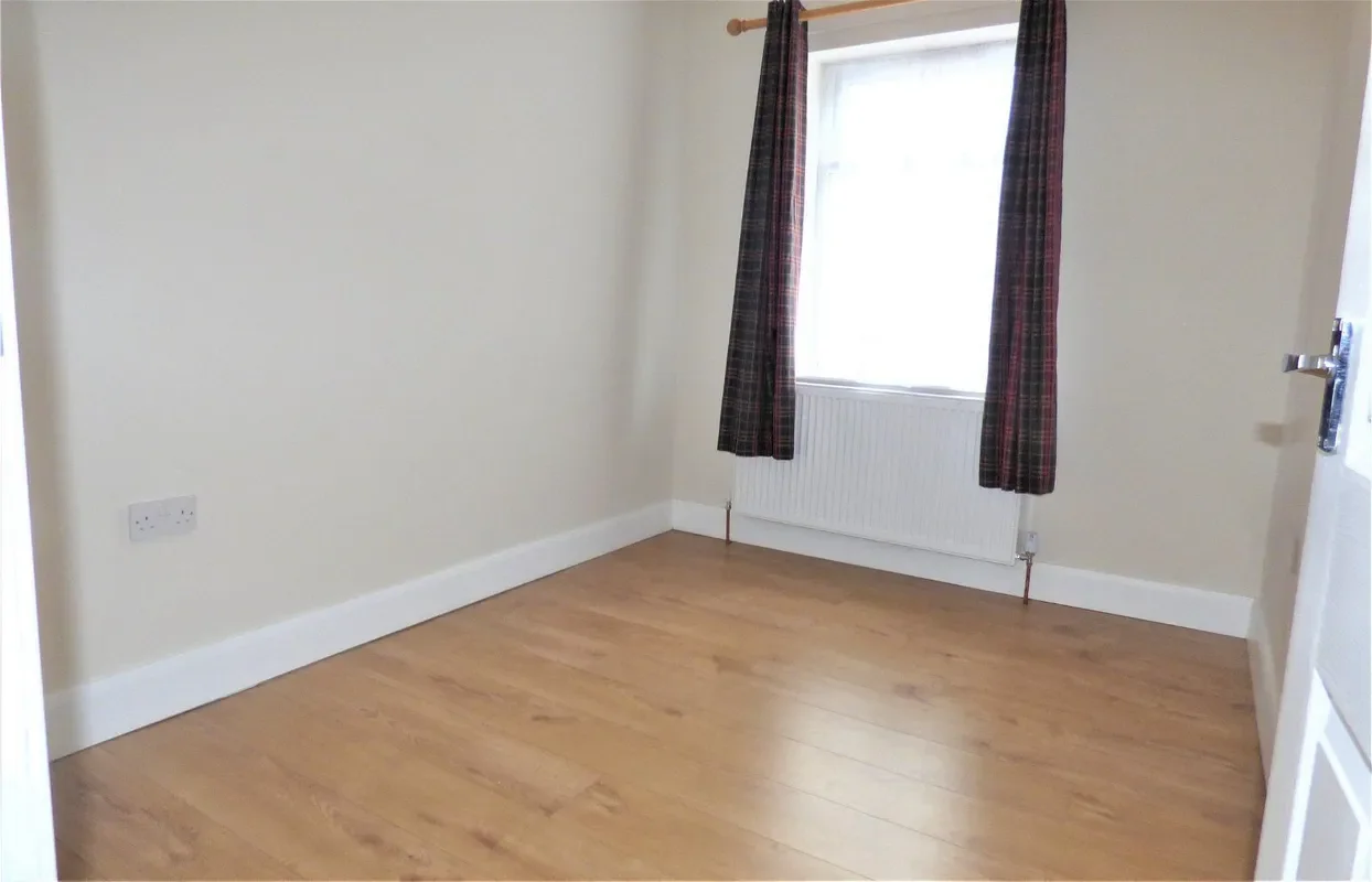Flat Blyth Road in Greater London