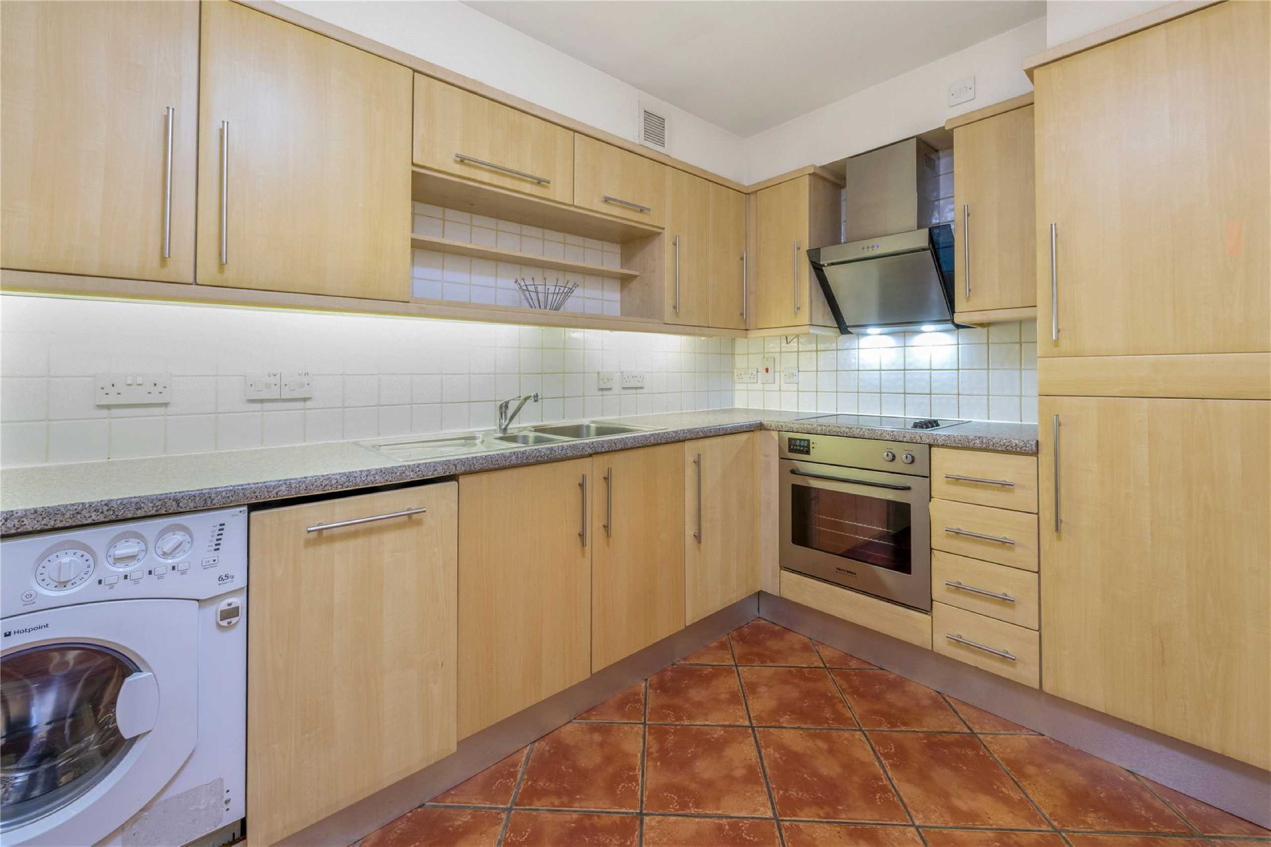 Flat Belvedere Road in Greater London
