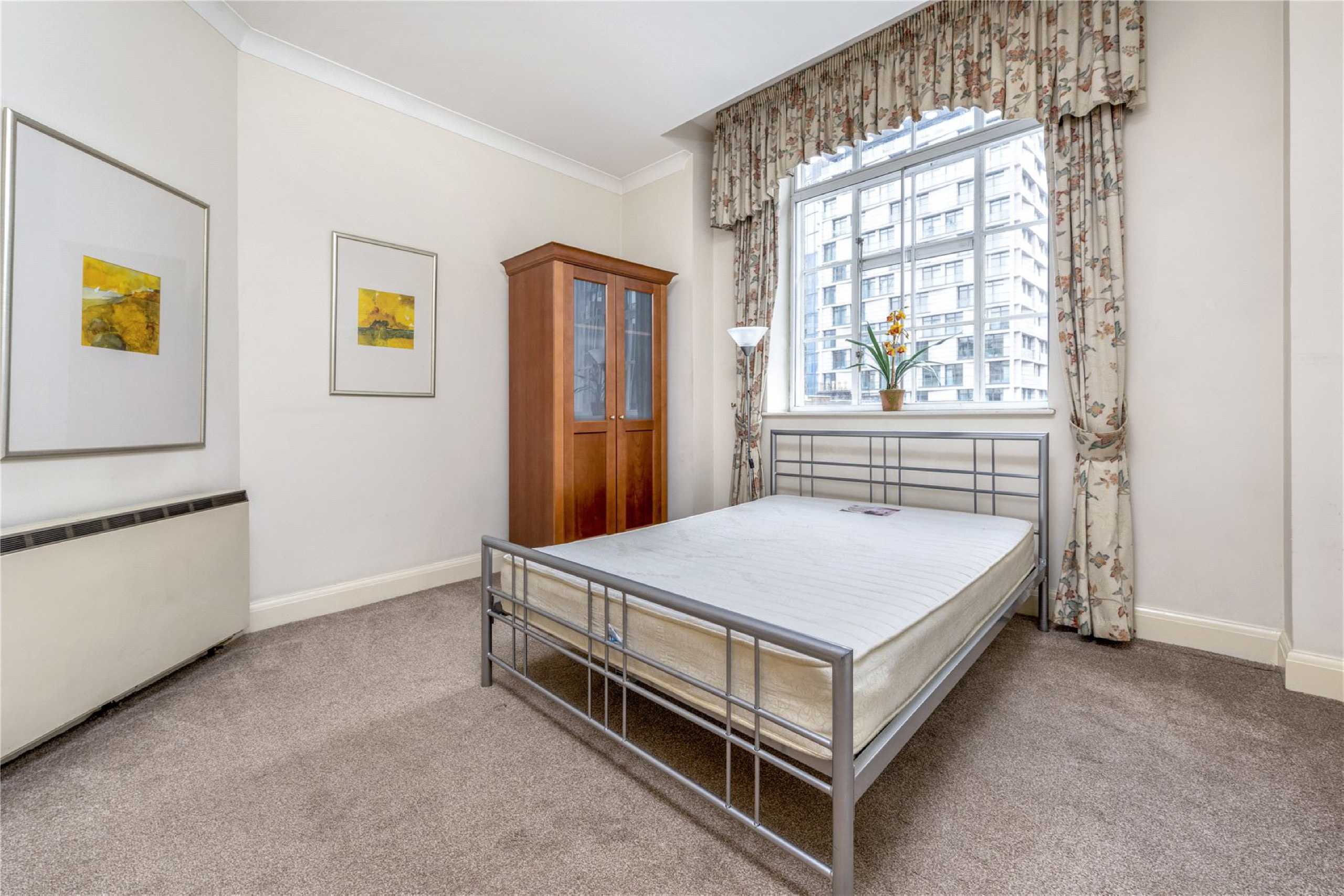 Flat Belvedere Road in Greater London
