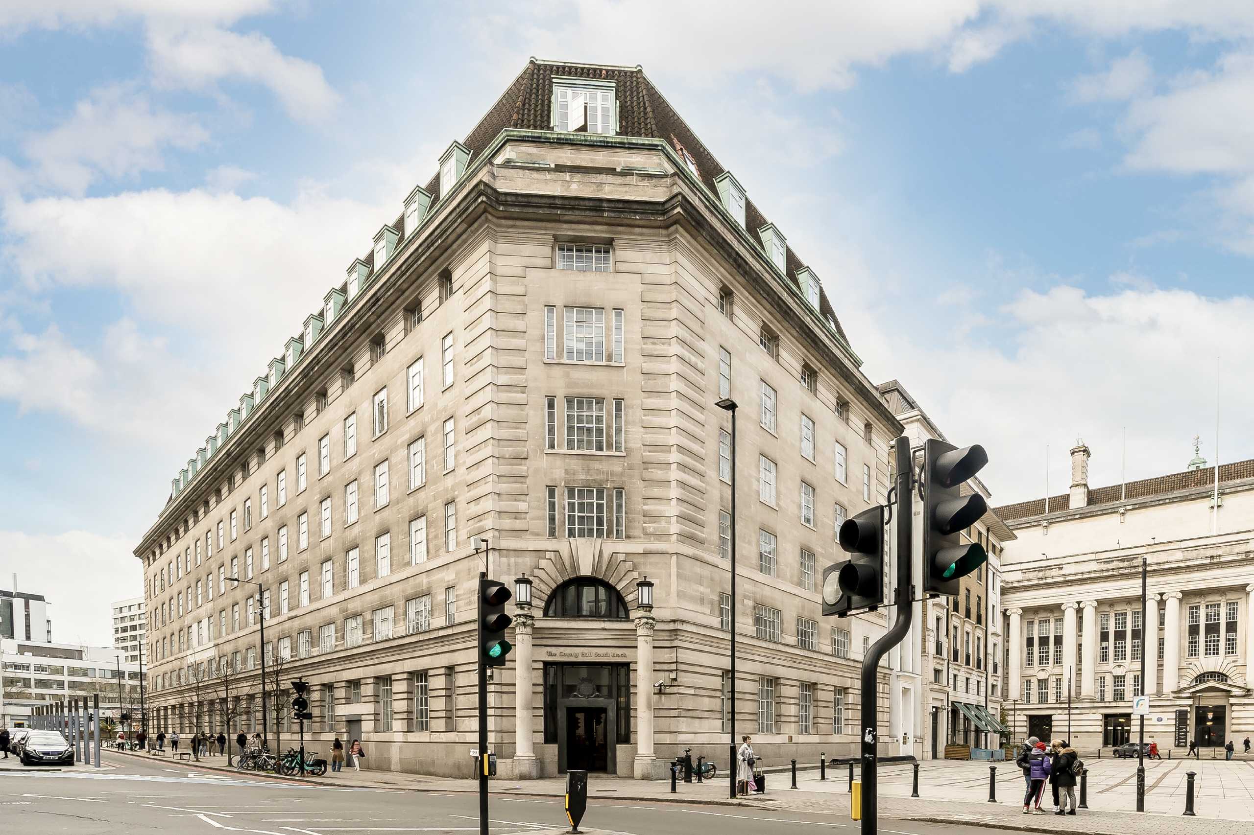 Flat Belvedere Road in Greater London