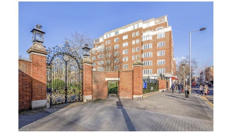 Flat Kensington High Street in Greater London