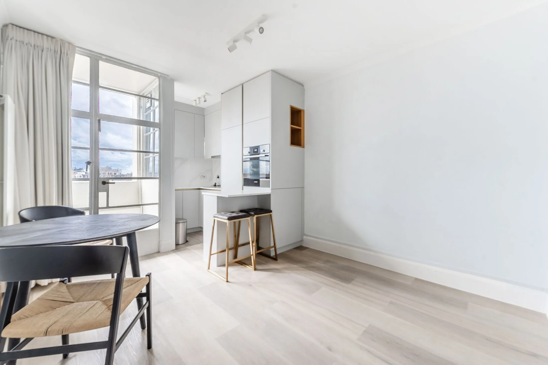 Flat Sloane Avenue in Greater London