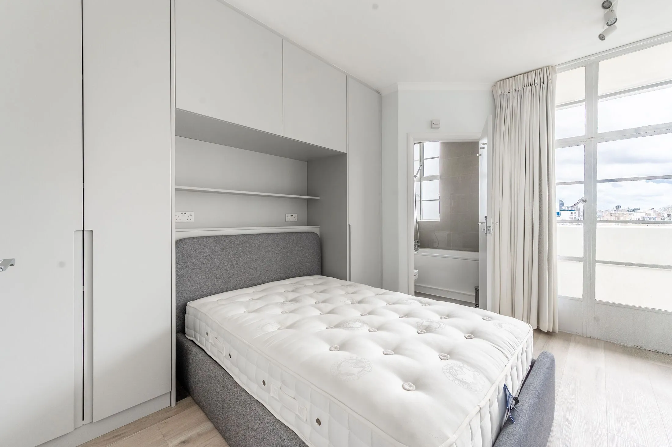 Flat Sloane Avenue in Greater London