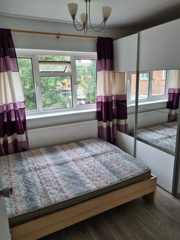 Room Gales Drive in Crawley