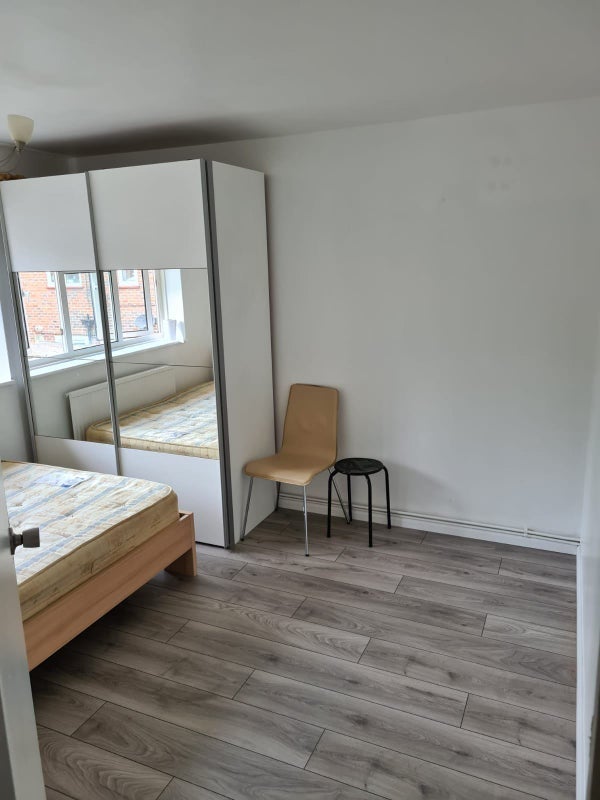 Room Gales Drive in Crawley