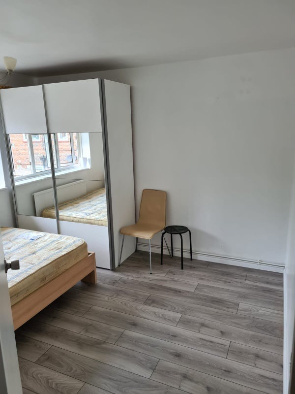 Room Gales Drive in Crawley
