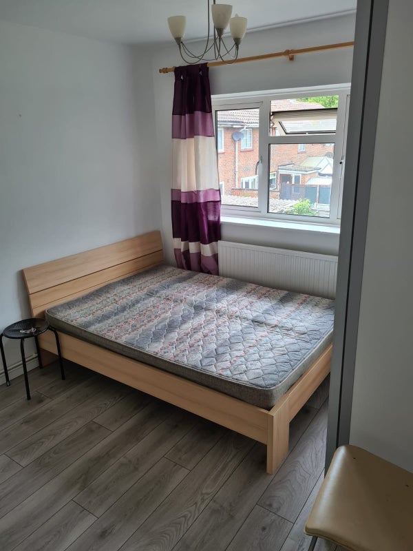 Room Gales Drive in Crawley