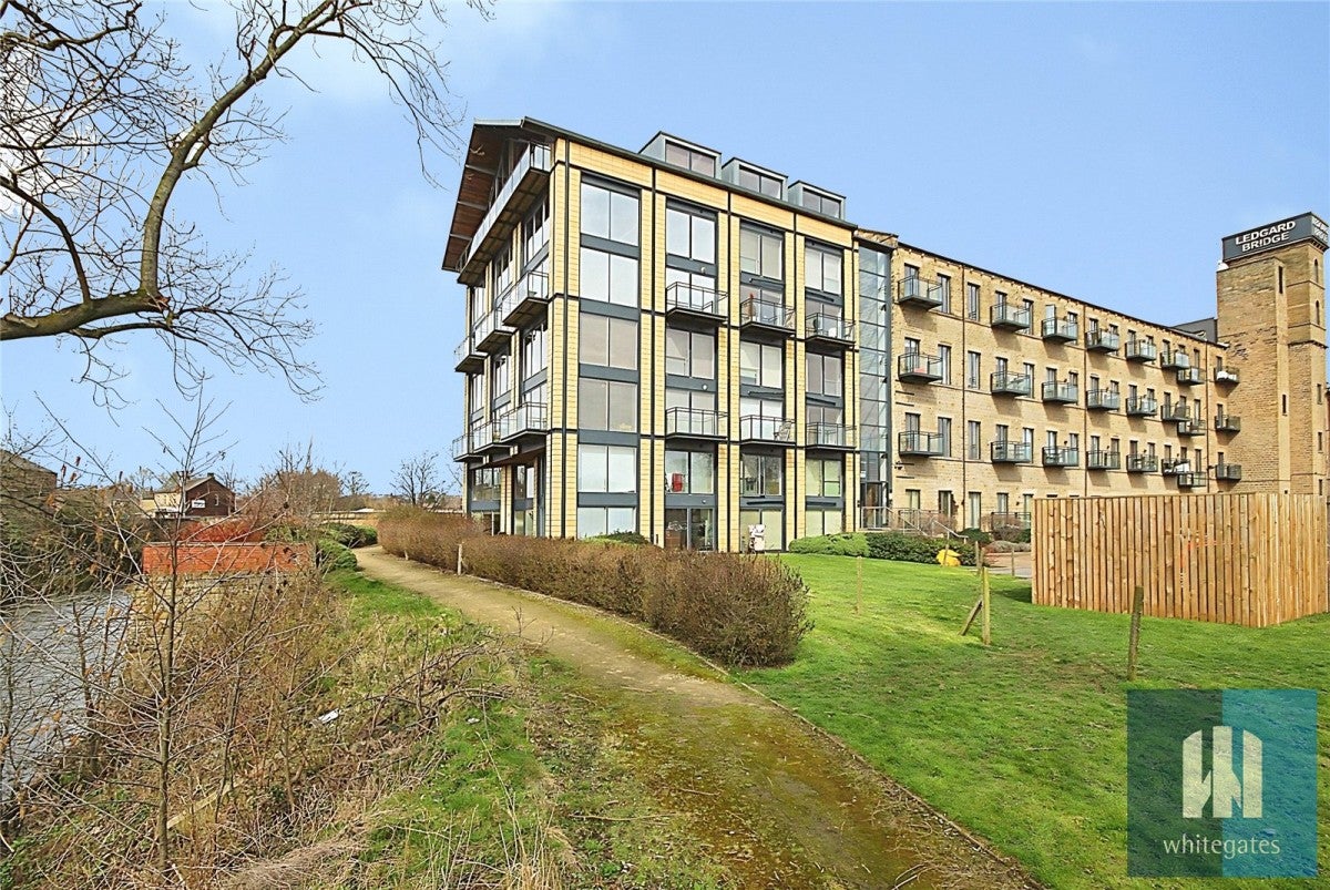 Flat Ledgard Wharf in Kirklees