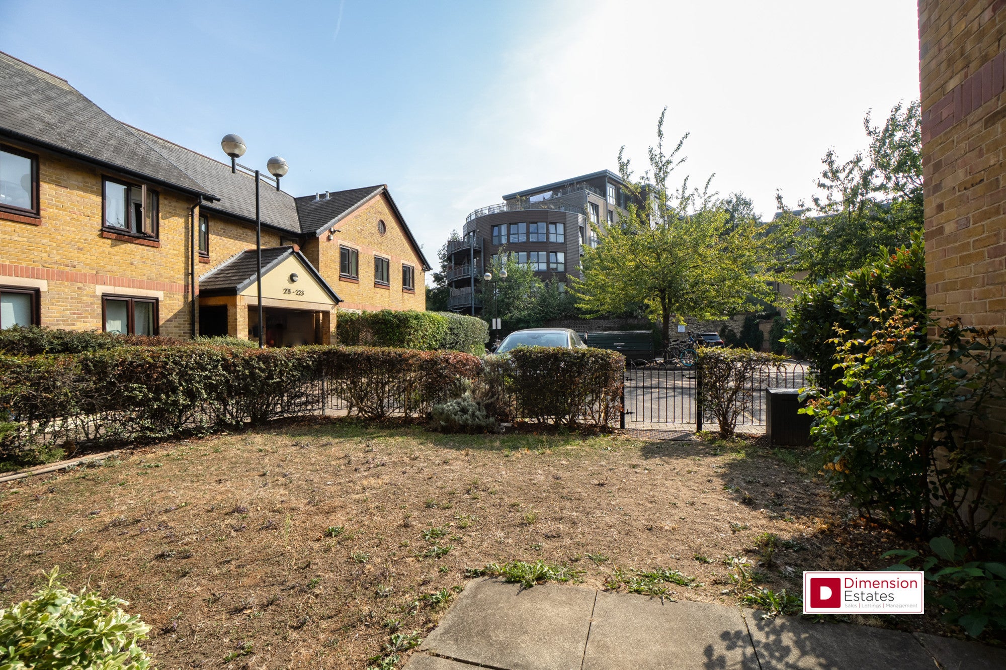 Flat Morris Court in Greater London