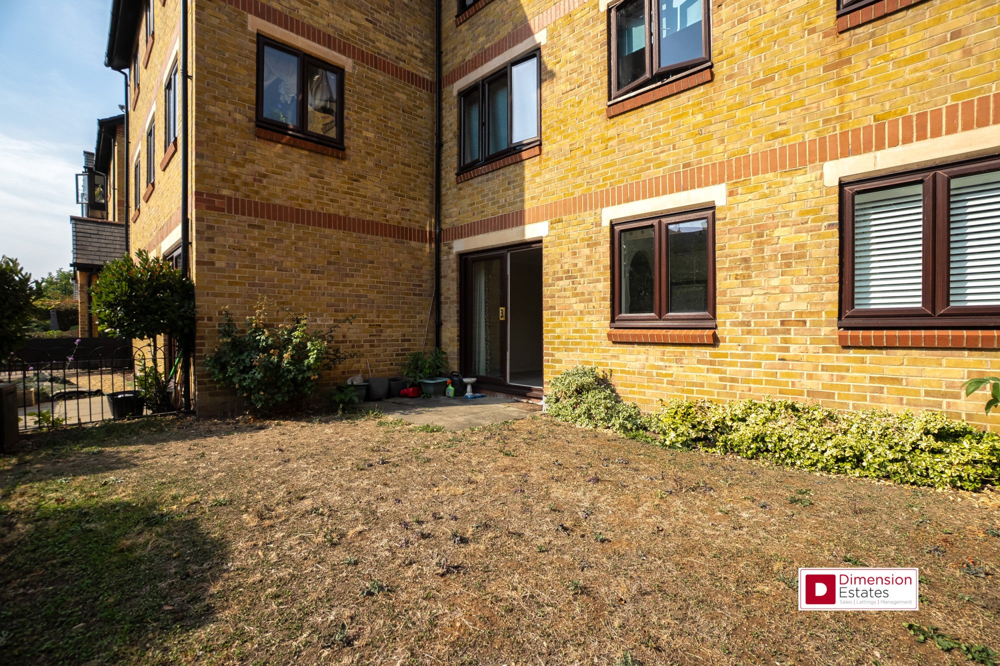 Flat Morris Court in Greater London