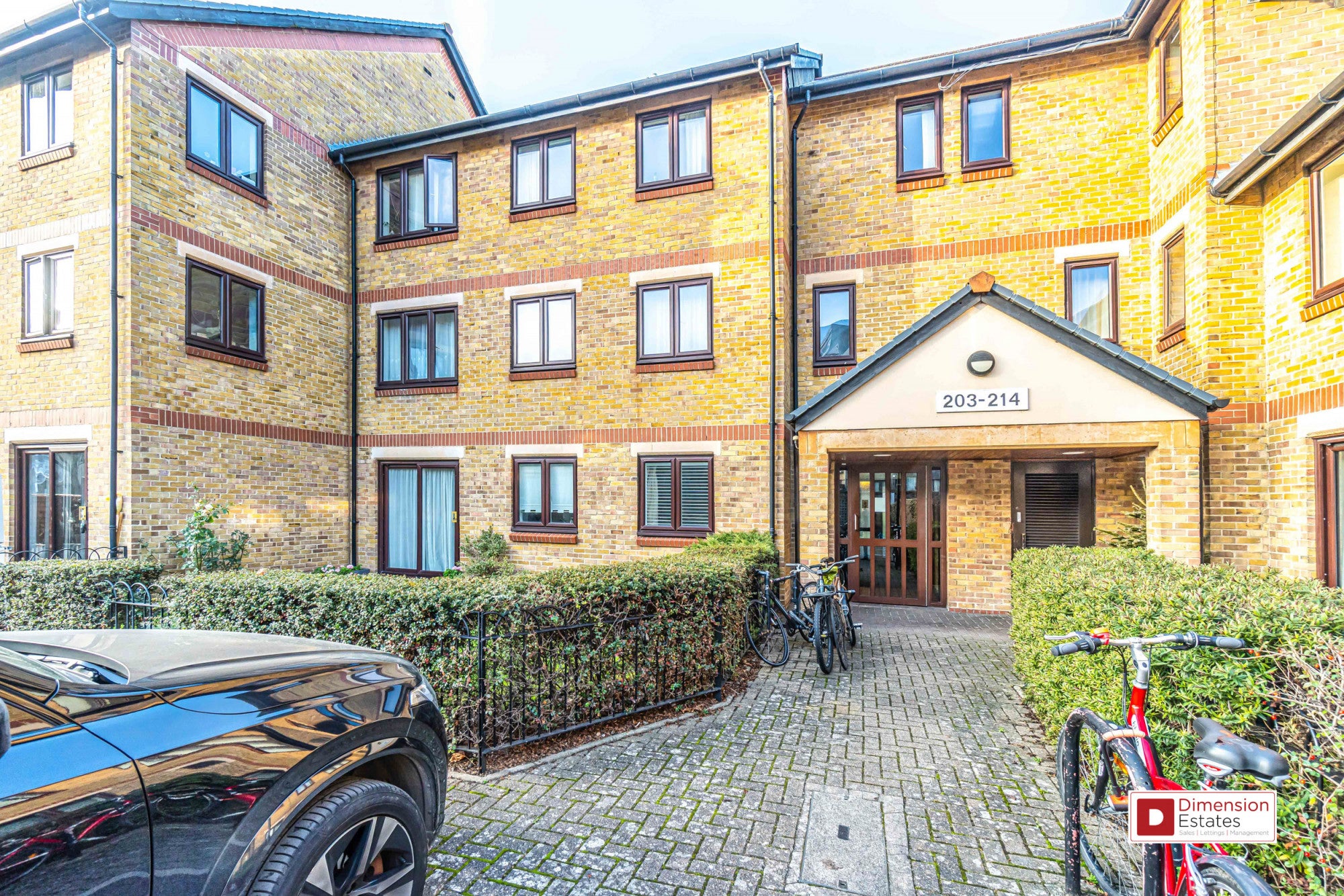 Flat Morris Court in Greater London