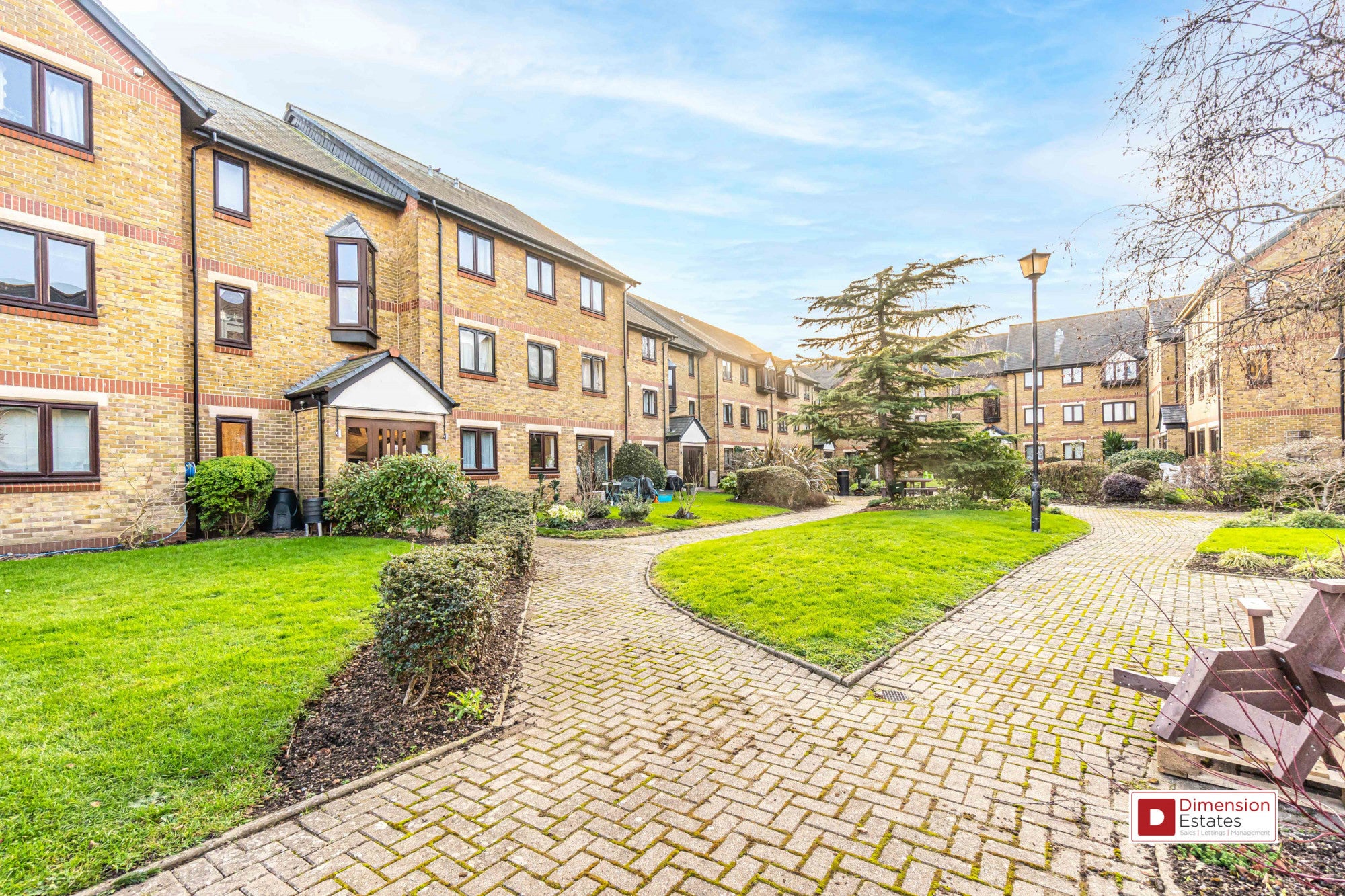 Flat Morris Court in Greater London
