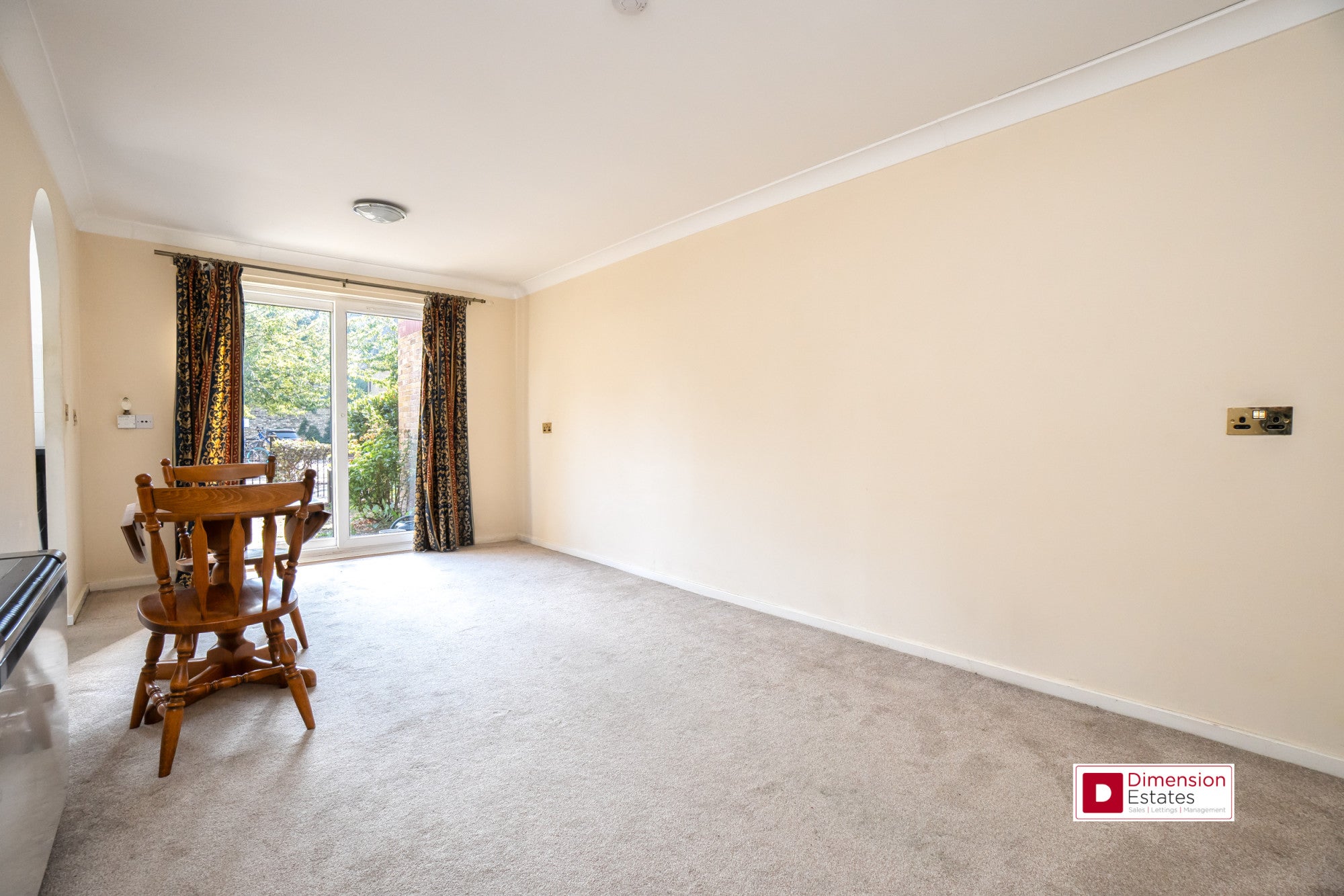 Flat Morris Court in Greater London
