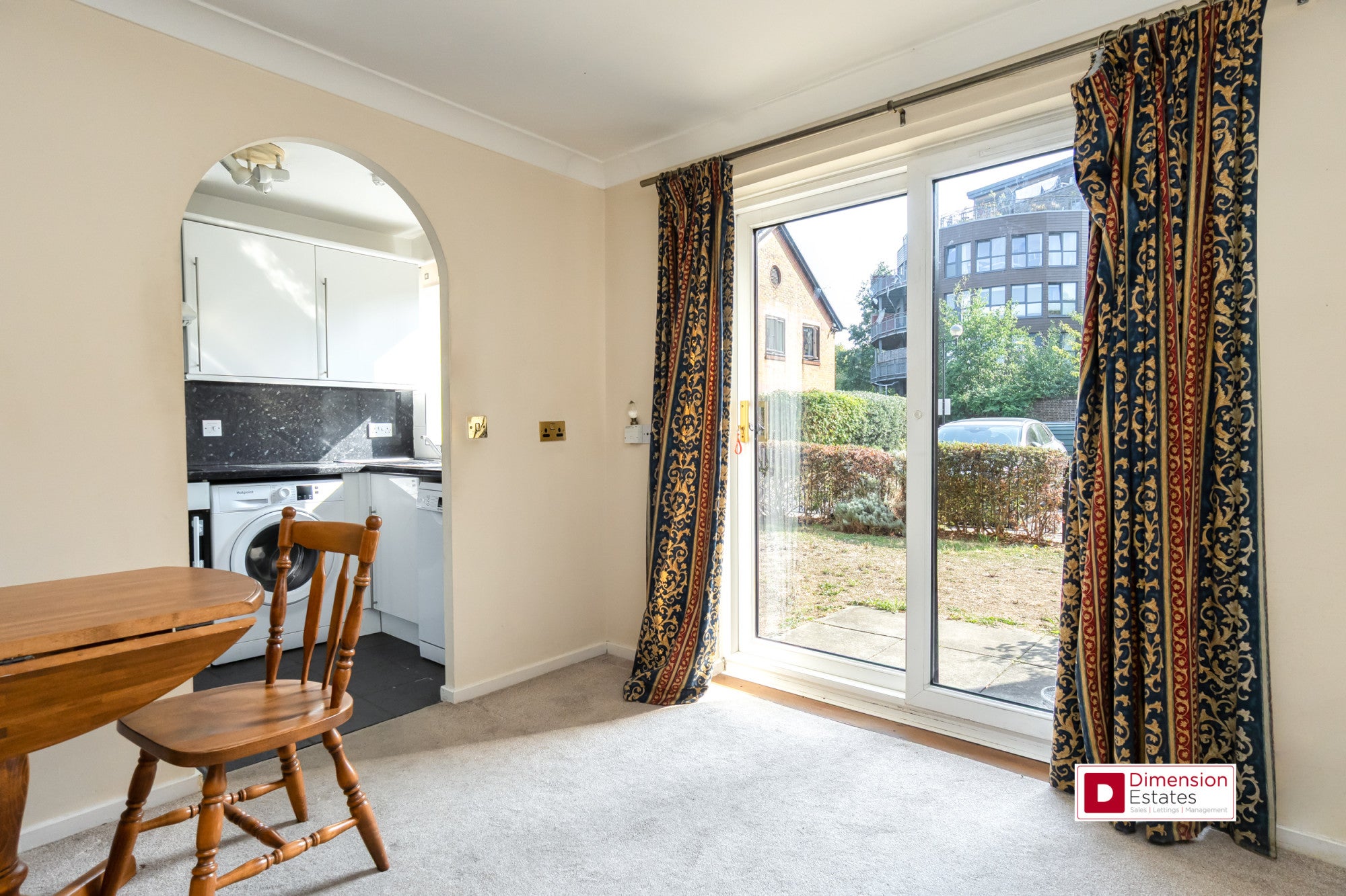 Flat Morris Court in Greater London