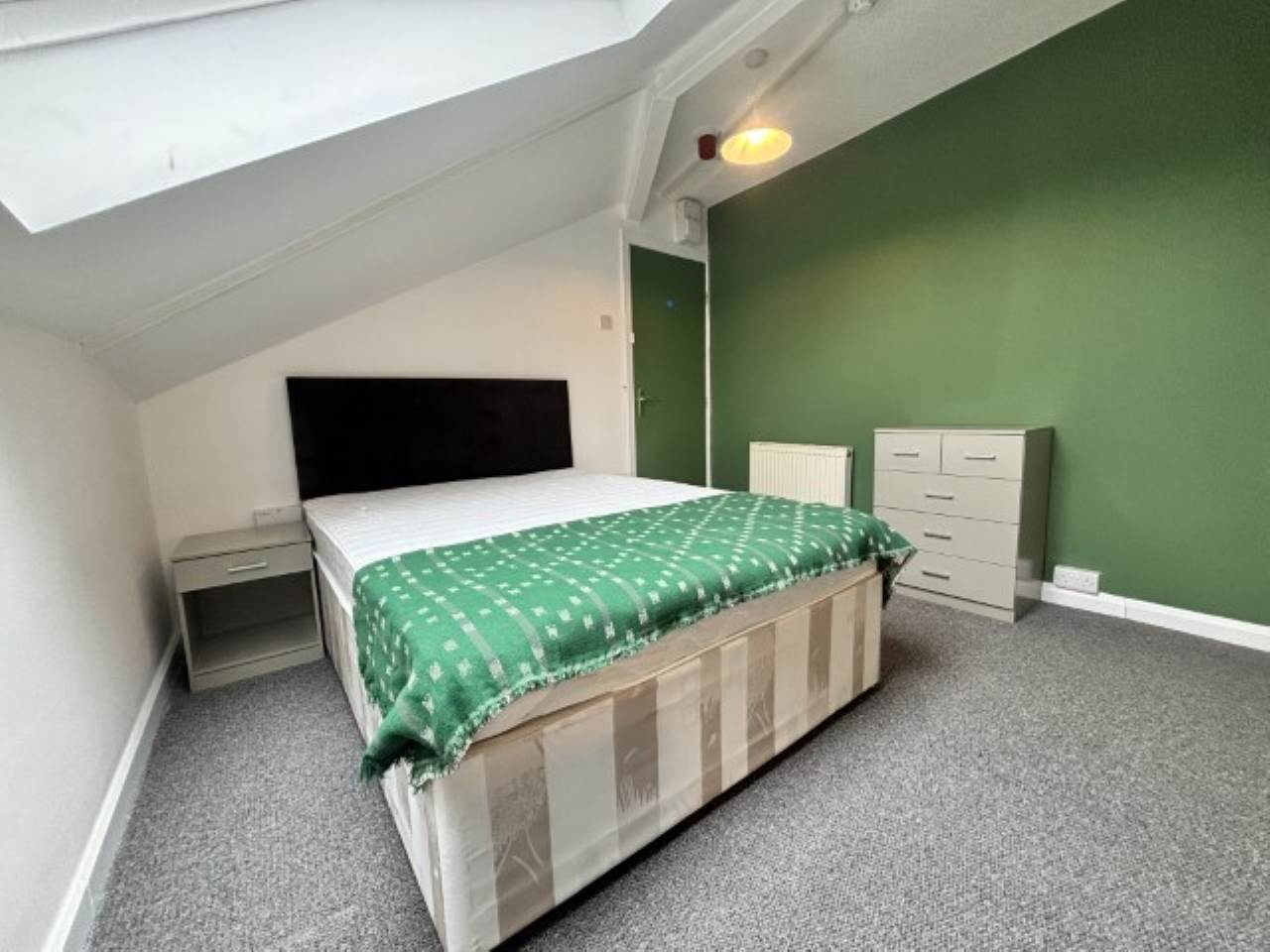 Room Aberdeen Drive in Leeds