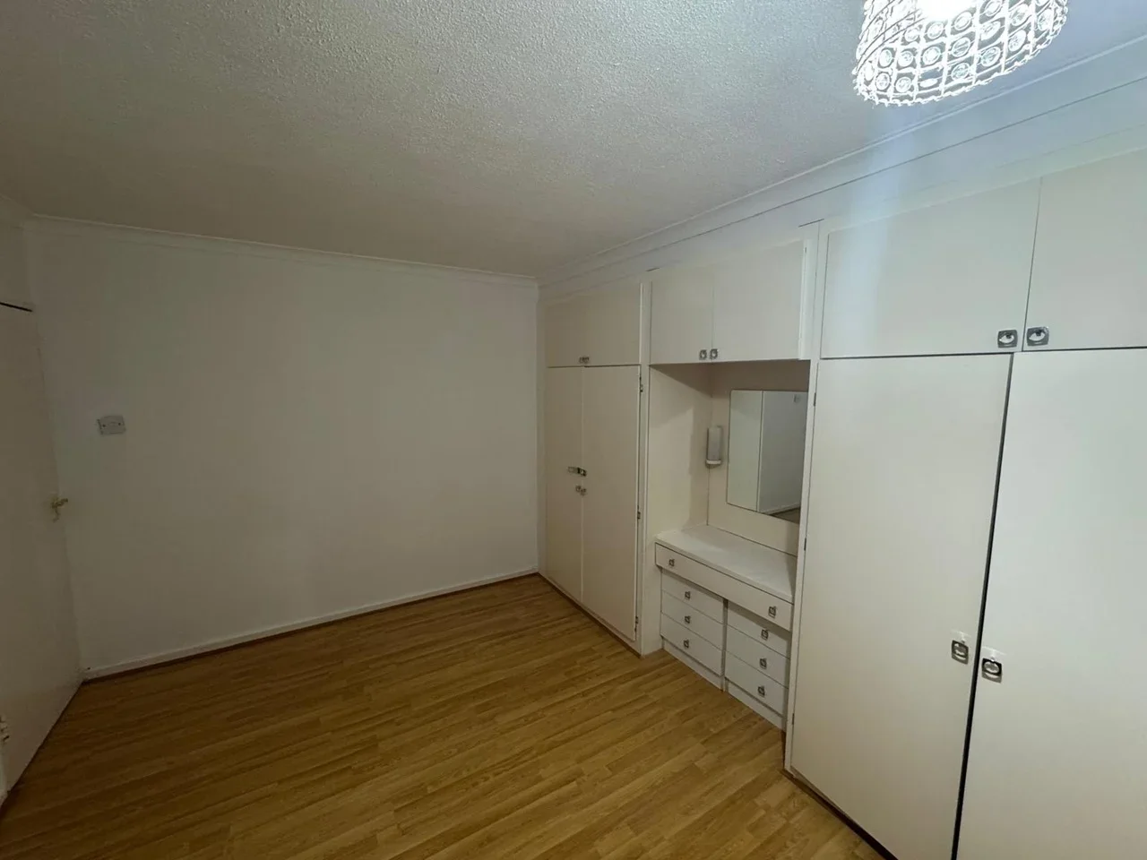 Flat Suffolk Court in Greater London