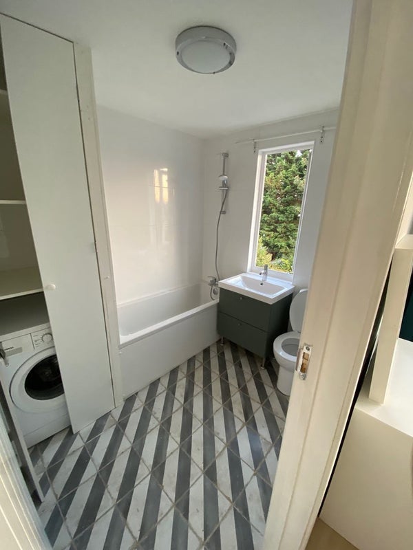 Flat Gloucester Road in Greater London