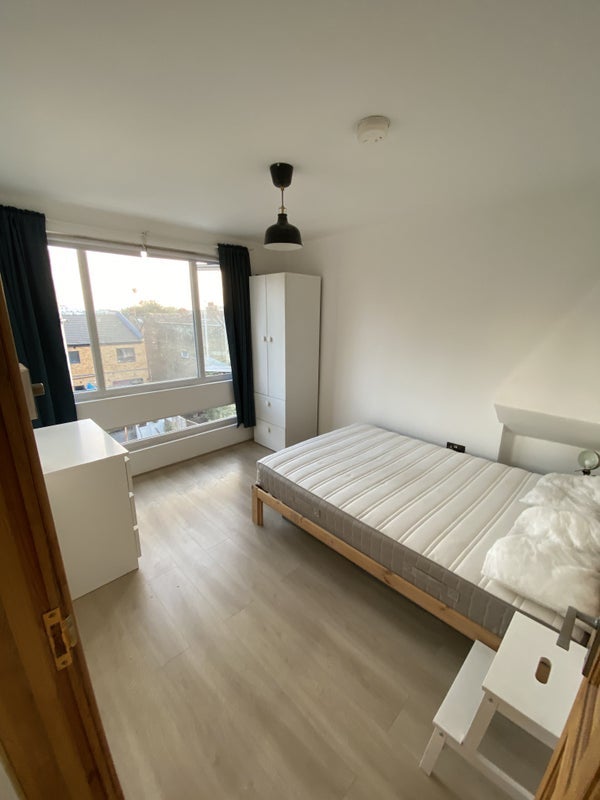 Flat Gloucester Road in Greater London