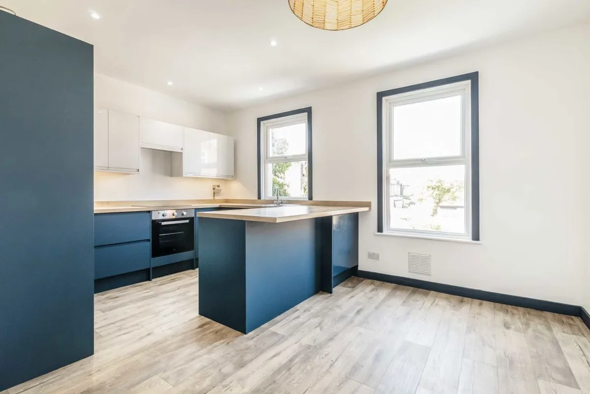 Flat Northfield Avenue in Greater London