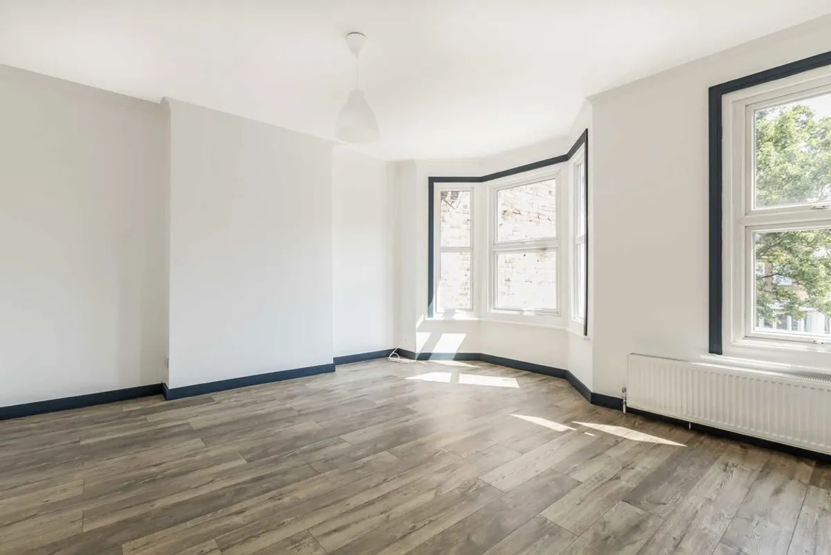 Flat Northfield Avenue in Greater London