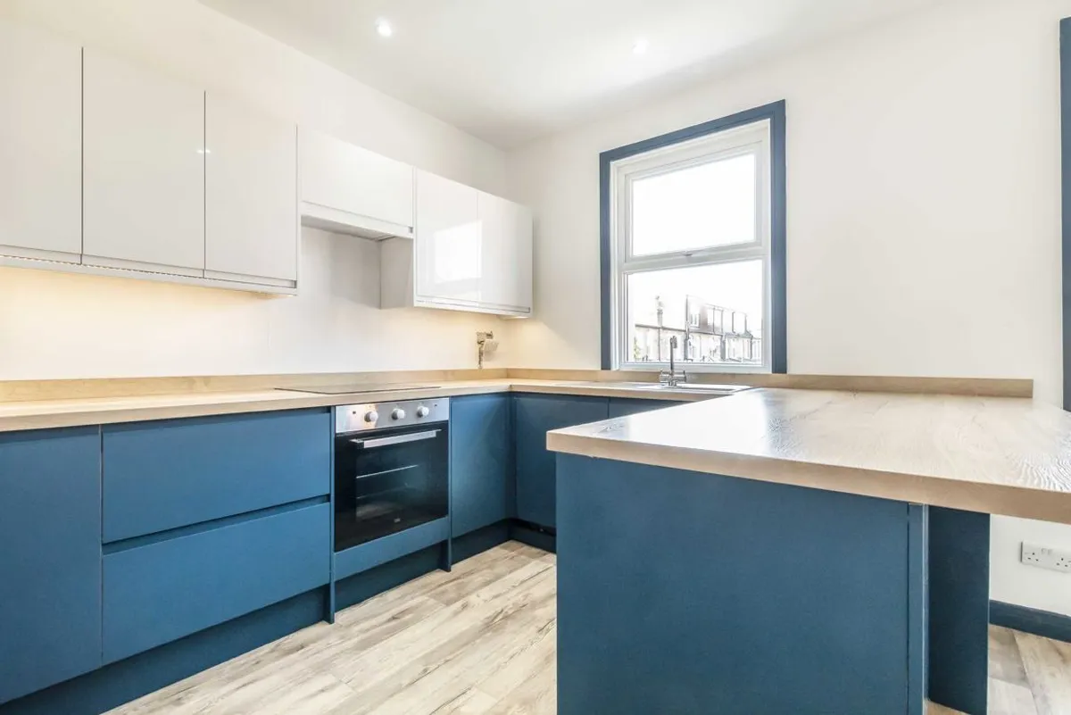 Flat Northfield Avenue in Greater London