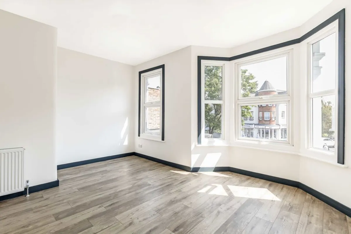 Flat Northfield Avenue in Greater London