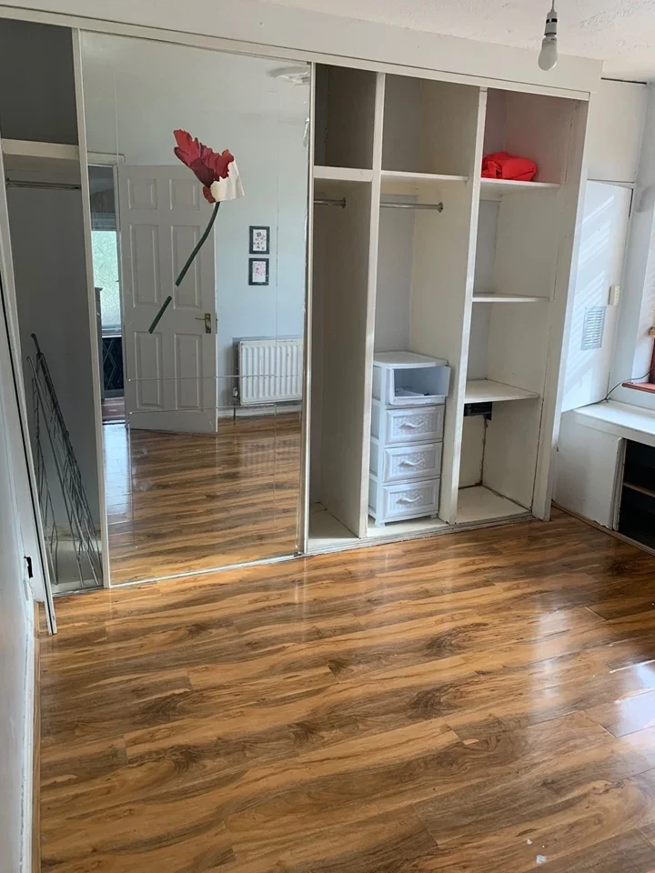 Room Stanley Avenue in Greater London