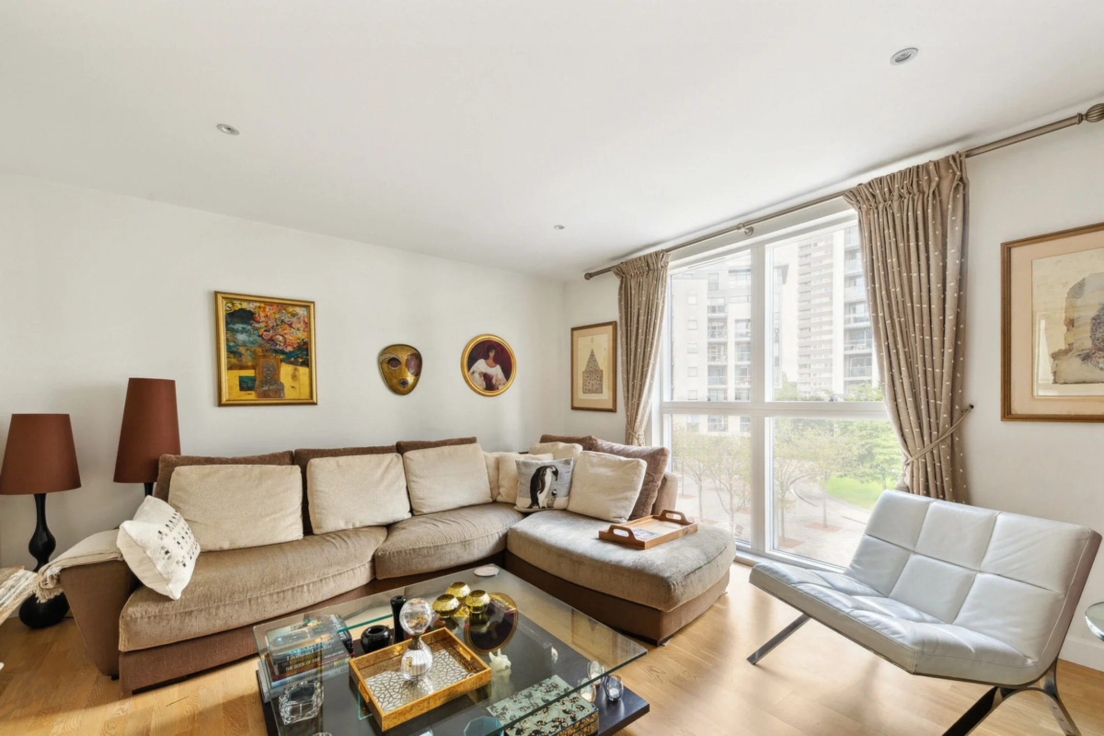 Flat Pump House Crescent in Greater London