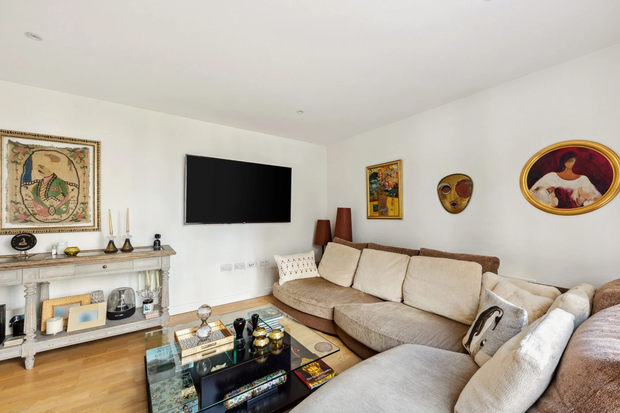 Flat Pump House Crescent in Greater London