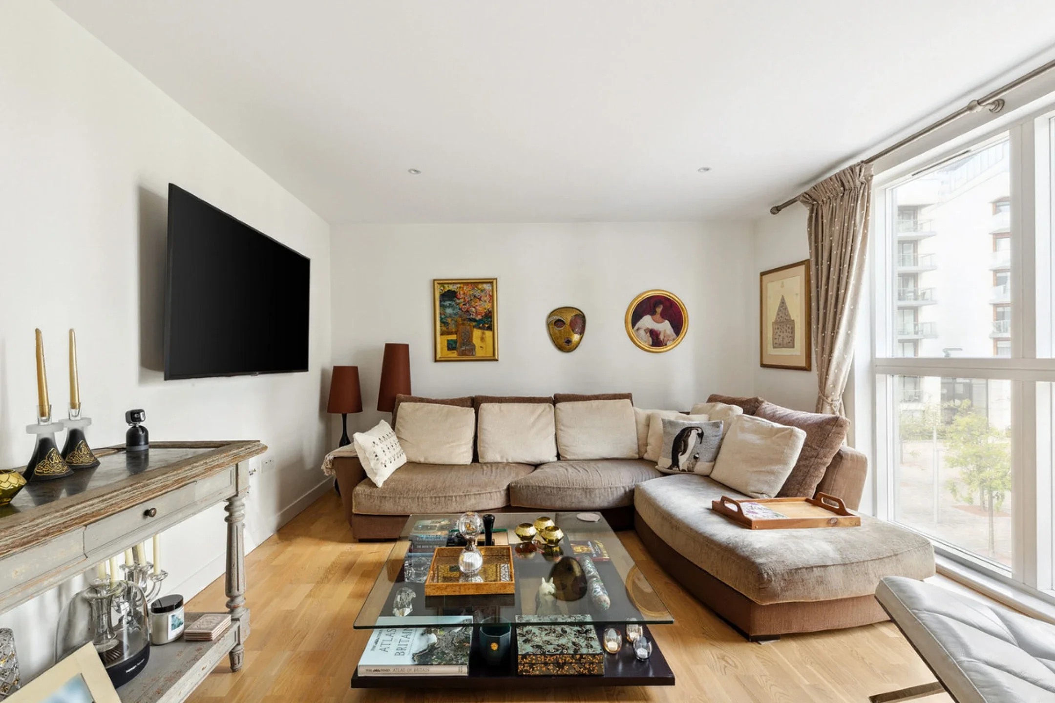 Flat Pump House Crescent in Greater London
