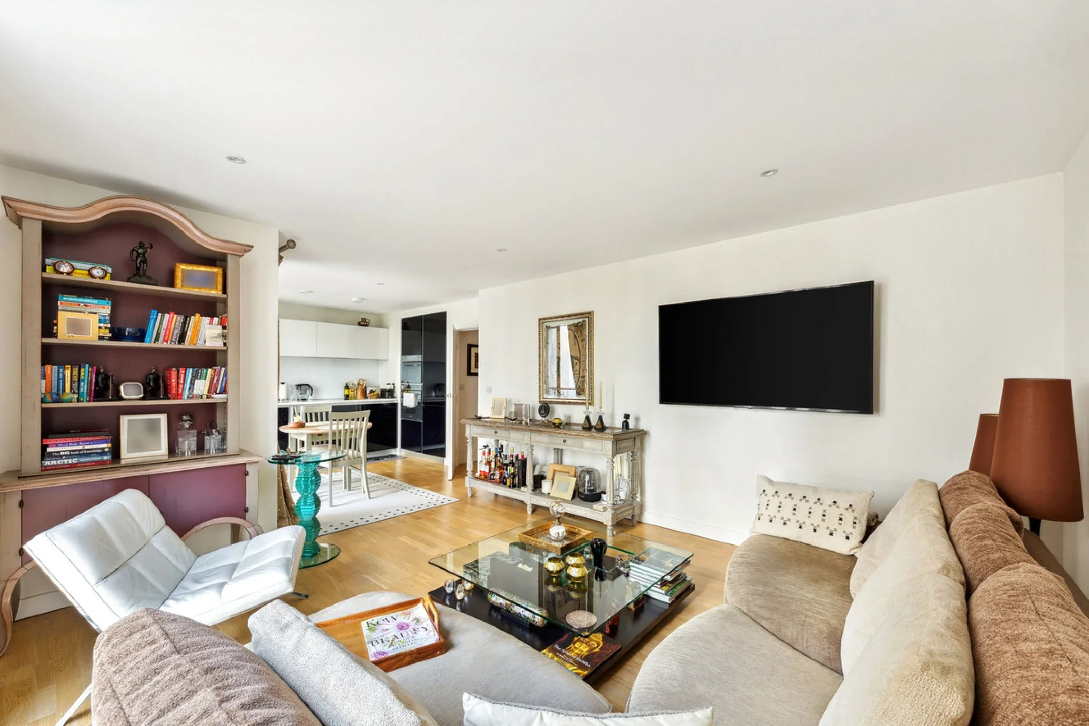 Flat Pump House Crescent in Greater London