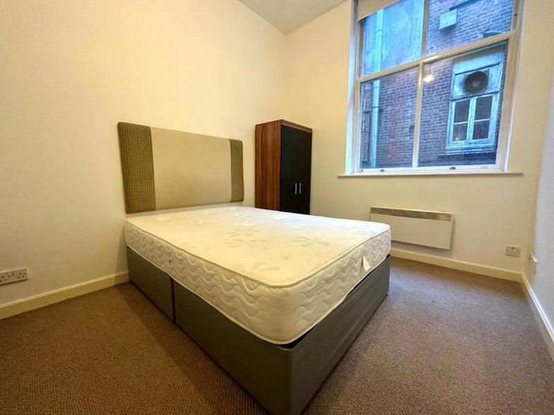 Flat Vicar Lane in Leeds