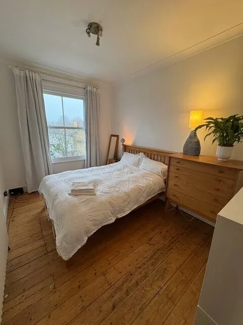 Flat Lauriston Road in Greater London