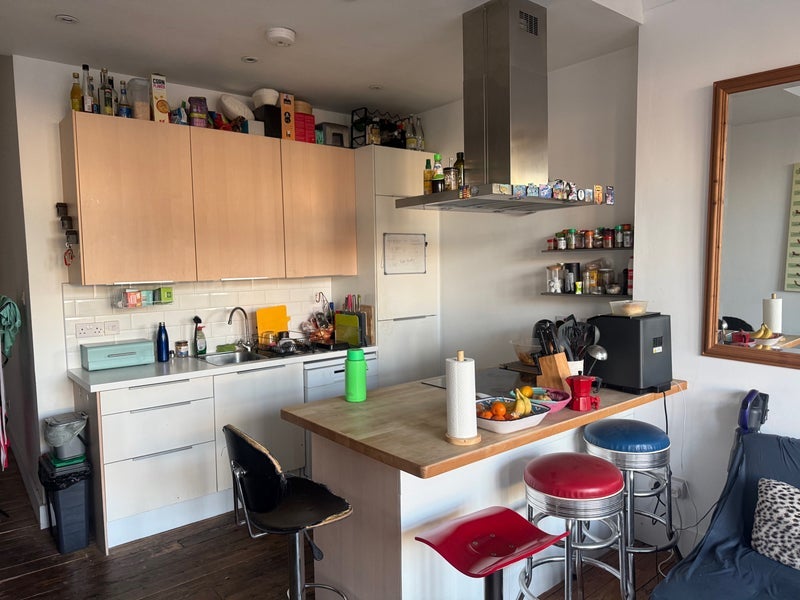 Room Thornton Avenue in Greater London