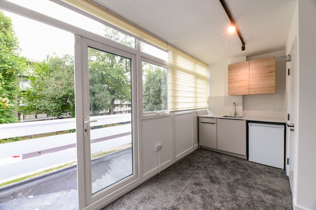 Room Albert Drive in Greater London