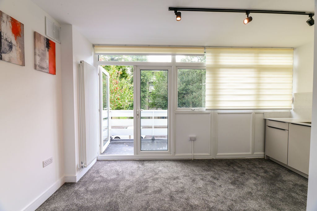 Room Albert Drive in Greater London