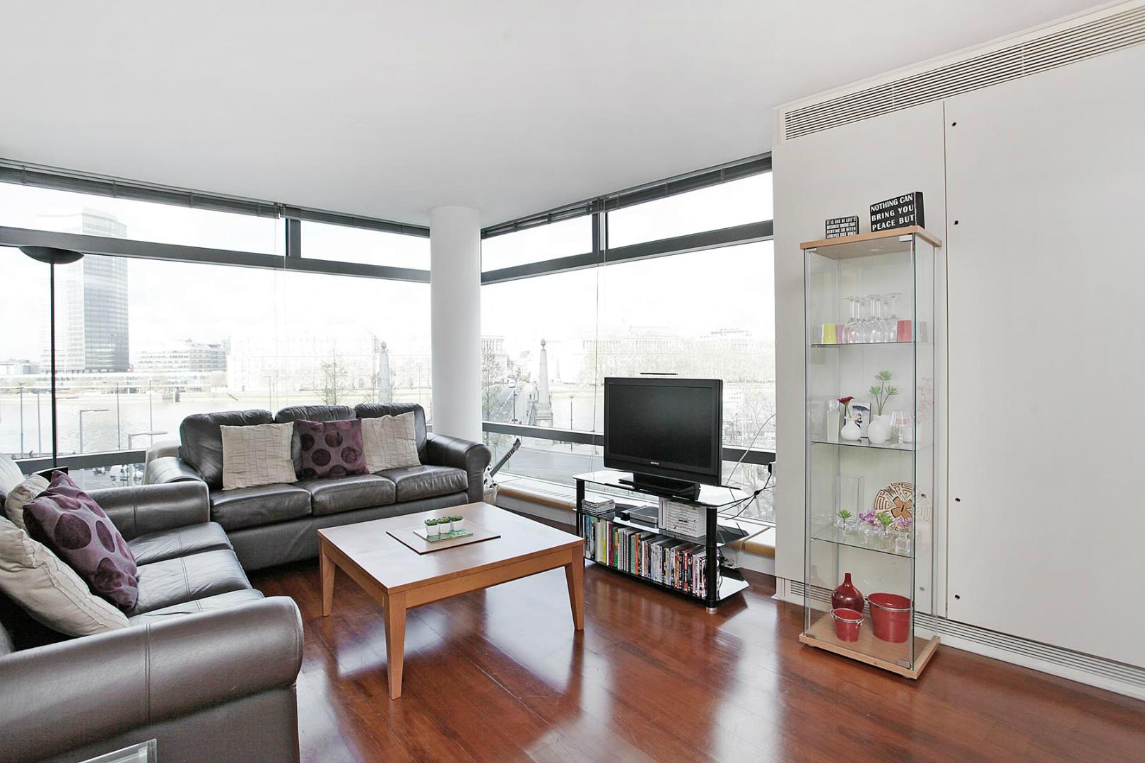 Flat Albert Embankment in Greater London