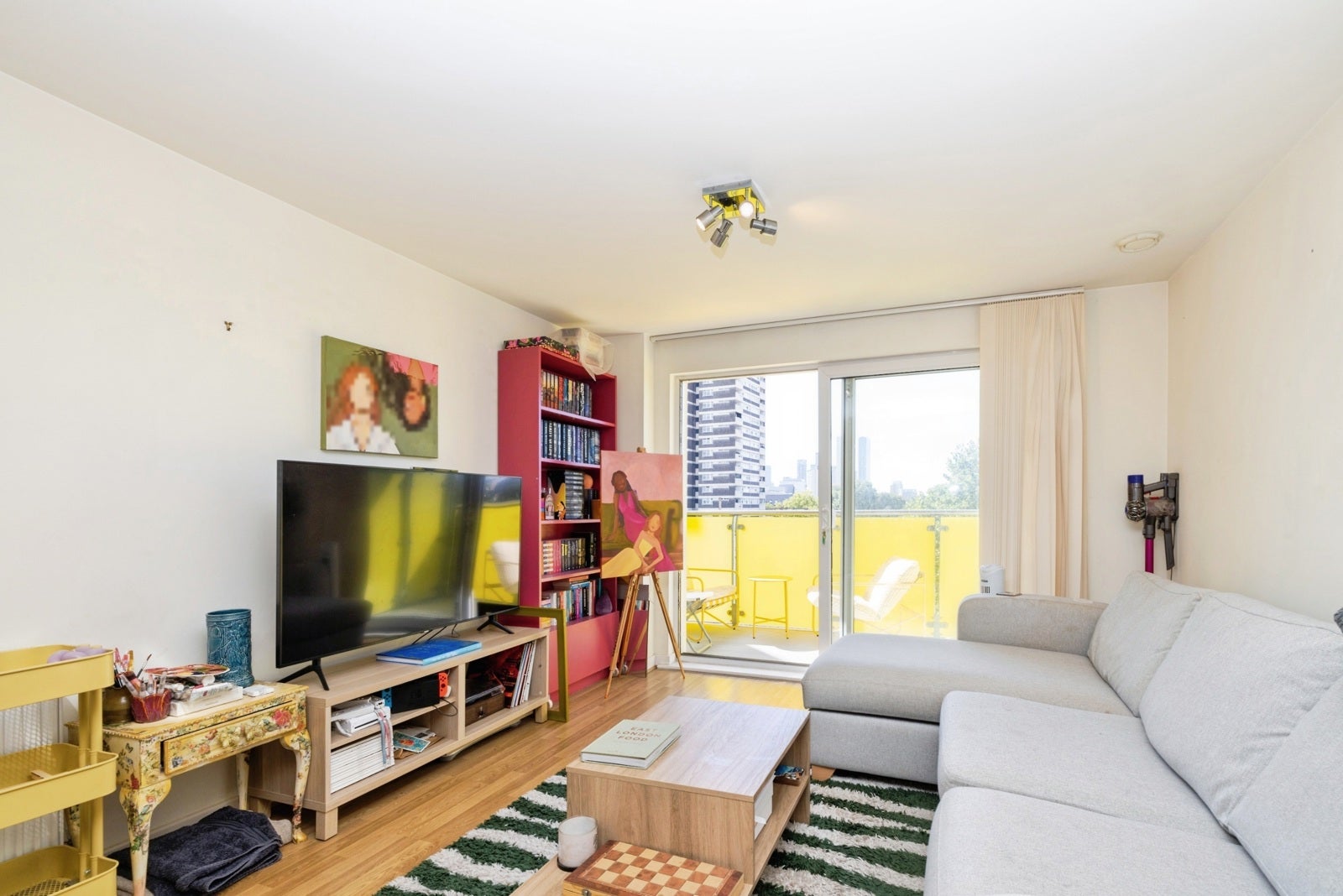 Flat Wager Street in Greater London