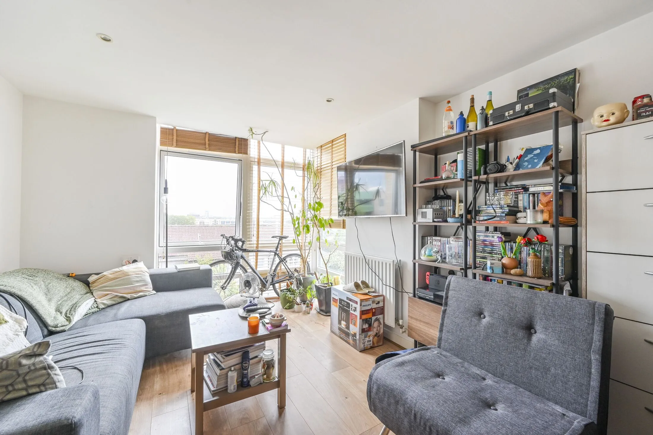 Flat Mellish Street in Greater London