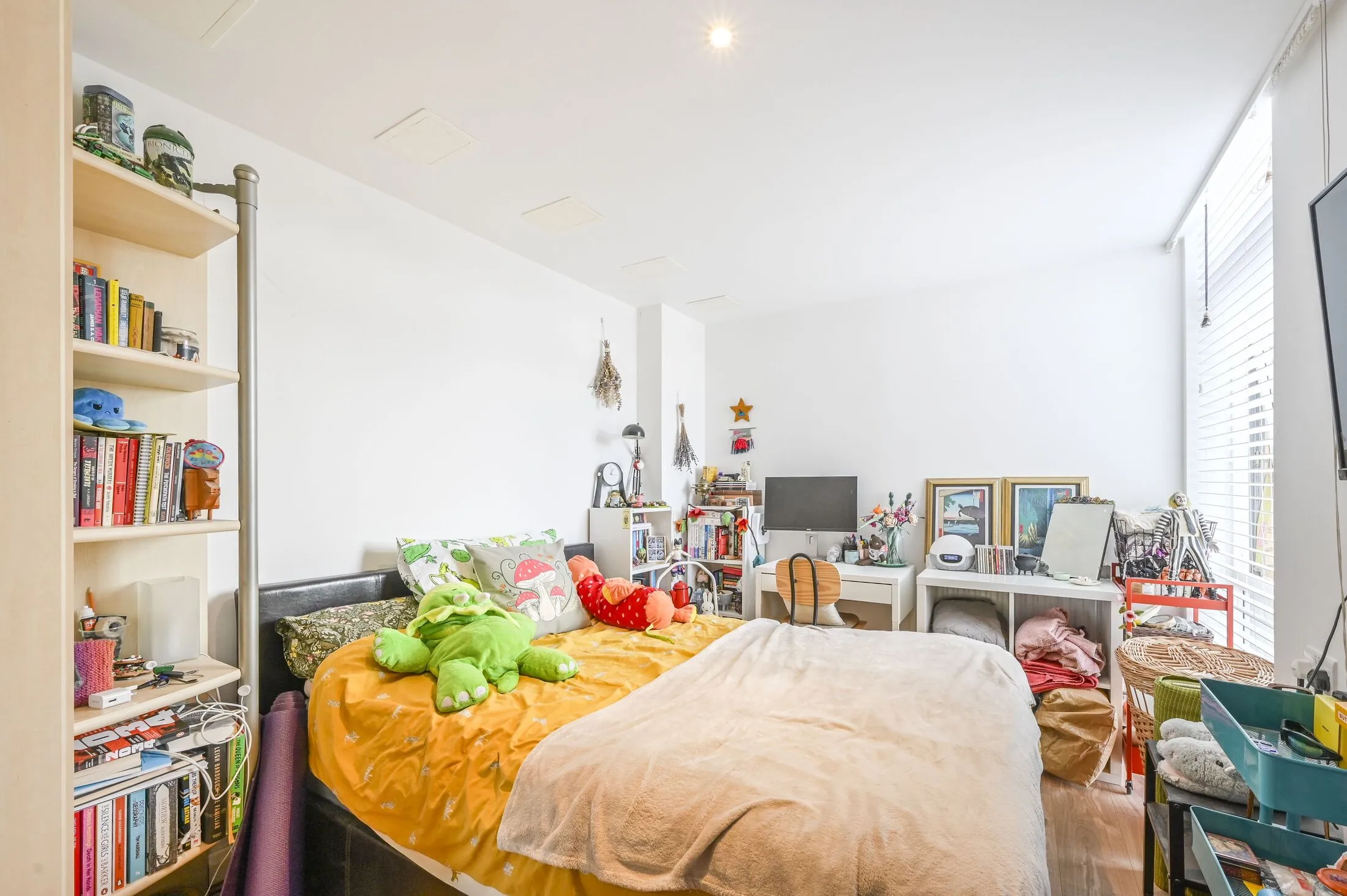 Flat Mellish Street in Greater London