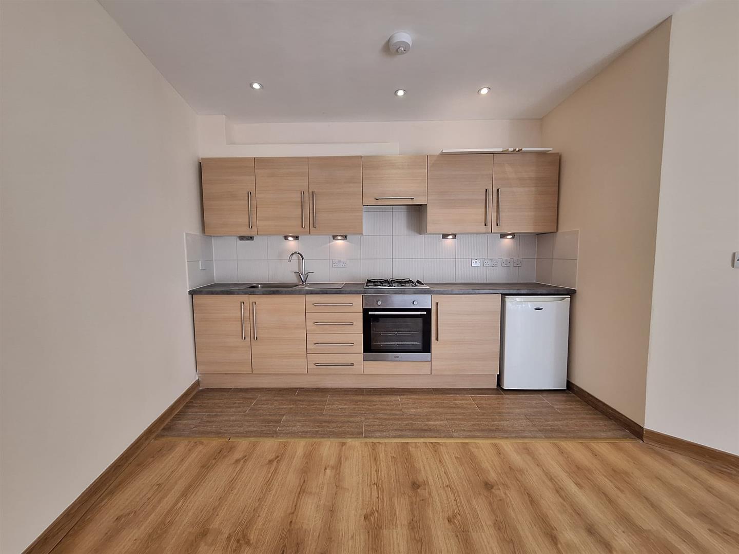 Flat Wandsworth High Street in Greater London